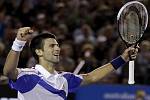 Novak Djokovič slaví, podruhé v kariéře vyhrál Australian Open.