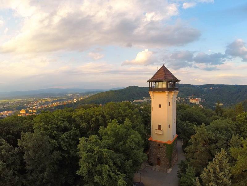 Rozhledna Diana.  Nachází se na Výšině přátelství západně od lázeňského centra Karlových Varů.