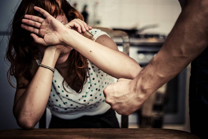 Domácí násilí je velký problém, za který se mnoho lidí stydí. A neřeší to.