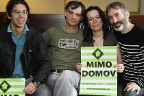 Out of Home – Mimo domov. Projekt pomáhá řešit integraci sociálně handicapované mládeže do běžného života. Na snímku zleva: Robin Čumpelík, hlavní organizátor festivalu, herec Ivan Trojan, Klára Chábová a herec Petr Vacek.