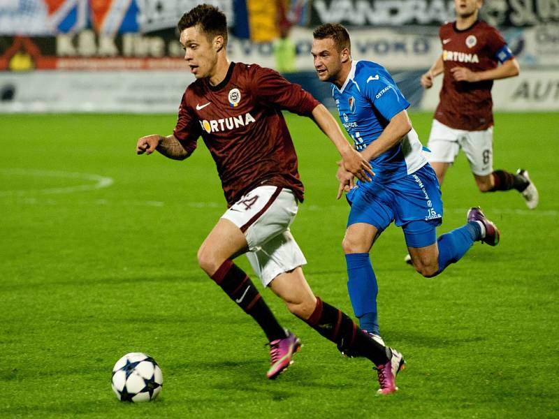 Václav Kadlec ze Sparty (vlevo) sprintuje před Antonínem Fantišem z Ostravy.