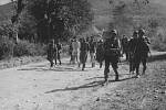 Němci odvádějí kragujevské civilisty, aby je postříleli ve zločinné odvetě za partyzánskou akci srbských četniků