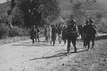 Němci odvádějí kragujevské civilisty, aby je postříleli ve zločinné odvetě za partyzánskou akci srbských četniků