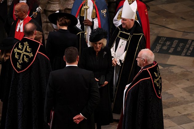 Královna manželka Camilla, choť britského krále Karla III., přichází do Westminsterského opatství na pohřeb královny Alžběty II.