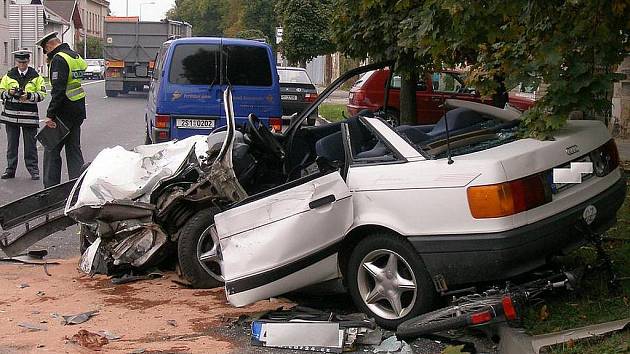 Tragická dopravní nehoda se stala v pondělí 4. října 2010 v Luštěnicích na Mladoboleslavsku. Při střetu osobního auta, kamionu a cyklistky na místě zemřel řidič osobního vozu. Cyklistka utrpěla středně těžké zranění a byla hospitalizována v nemocnici.