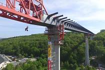 Sedmdesát metrů vysoký, téměř kilometr dlouhý a především nezvykle štíhlý. Tak bude vypadat nový most v Pirně v Sasku, který bude součástí obchvatu tohoto města