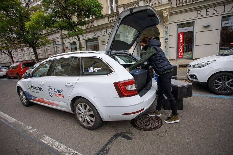 Lambora a spol. vozili obědy zdravotníkům