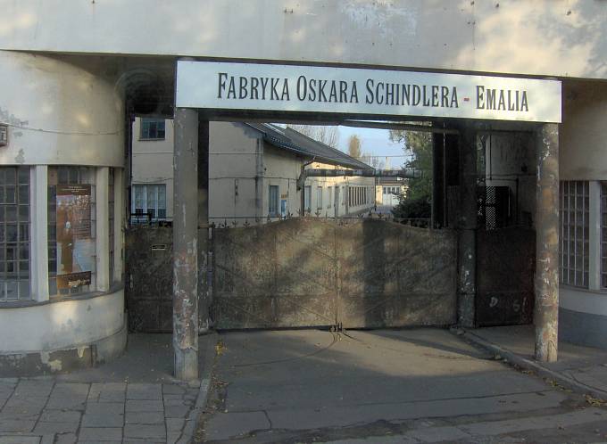 Továrna na email Oskara Schindlera před rekonstrukcí a po natáčení Spelbergova filmu.