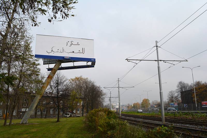 Billboard s cizojazyčnými nápisy v Ostravě.