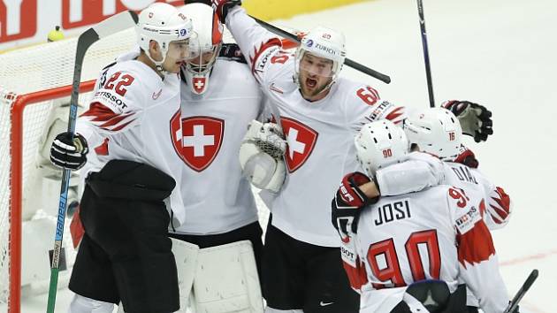 Švýcarští hokejisté po vítězném čtvrtfinále s Finskem