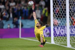 Italský brankář Gianluigi Donnarumma chytá penaltu v rozstřelu proti Španělsku.