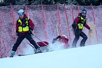 Záchranáři pomáhají lyžařce Petře Vlhové, která se zranila při závodě SP v Jasné