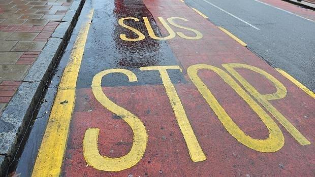 Když se vám popletou písmenka, na místě autobusové zastávky může místo „BUS STOP“ stát třeba „SUS STOP“.