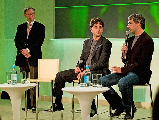 Bývalý ředitel společnosti Google Eric Schimdt a zakladatelé společnosti a tvůrci vyhledávače Sergey Brin a Larry Page.