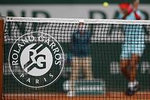 Logo French Open na tenisové síti.