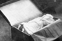 Jeden ze dvou kufrů obsahujících části těla Otýlie Vranské zabalené do prostěradla