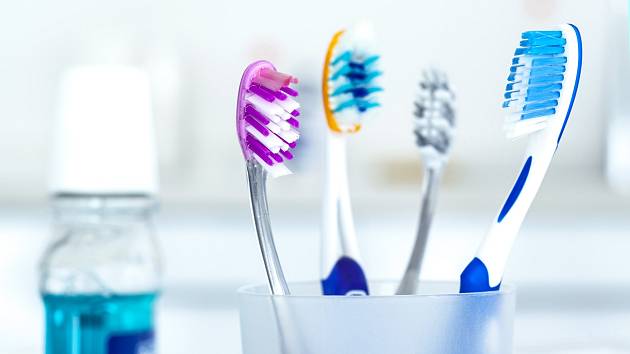Pozor na to, jak v koupelně uskladňujete kartáčky na zuby. Nesprávné umístění může také ohrožovat organismus plísněmi i fekáliemi