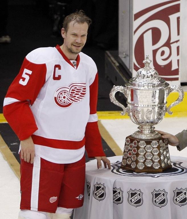 Kapitán Detroitu Nicklas Lidström pózuje s trofejí pro vítěze Západní konference.