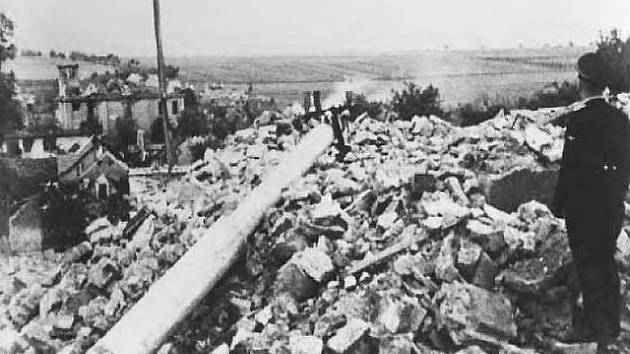 Členové SS si prohlížejí ruiny vypálených a rozbořených Lidic