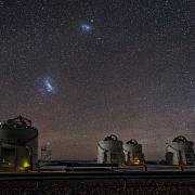 Malý a Velký Magellanův oblak nad Observatoří Paranal v Chile.