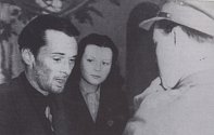 John Amery krátce po zajetí italskými partyzány v dubnu 1945. Muž zády ke kameře je kapitán Alan Whicker, který Ameryho zatkl