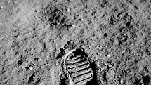Otisk boty Buzze Aldrina v měsíčním prachu při první procházce po Měsíci, kterou Aldrin a Neil Armstrong absolvovali 20. července 1969