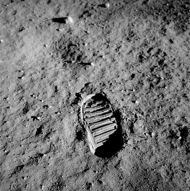 Otisk boty Buzze Aldrina v měsíčním prachu při první procházce po Měsíci, kterou Aldrin a Neil Armstrong absolvovali 20. července 1969