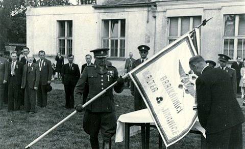 Rozvinutí praporu u jinonické Sokolovny po revoluci v květnu 1945