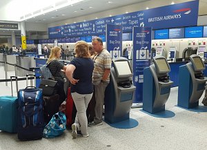 Cestující na londýnském letišti Gatwick marně čekají na odlet s British Airways.