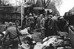Třídění majetku židovských obětí v Chelmnu v roce 1942