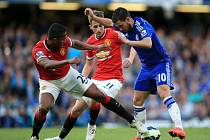 Eden Hazard z Chelsea (vpravo) čaruje před fotbalisty Manchesteru United.
