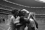 Legendární Pelé (uprostřed) se raduje z gólu proti Itálii ve finále mistrovství světa 1970