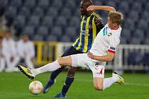 Václav Procházka z Plzně (vpravo) a Moussa Sow z Fenerbahce.