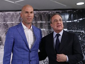 Zinédine Zidane (vlevo) a prezident Realu Madrid Florentino Pérez.
