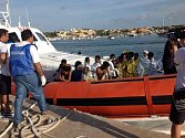 Italská pobřežní stráž se zachráněnými imigranty z potopené lodi u ostrova Lampedusa.