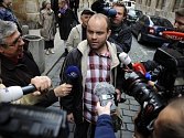 Bývalý olomoucký řidič MHD Roman Smetana odsouzený za pokreslení volebních plakátů přichází 16. října mezi novináři na policejní služebnu v centru Prahy, aby podal vysvětlení, proč nenastoupil do vězení.