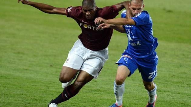 Sparta si připsala druhou ligovou porážku, když doma podlehla Olomouci 1:2. Zleva Leonard Kweuke ze Sparty a Michal Vepřek z Olomouce.