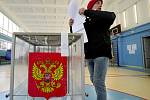 Muž odevzdává svůj hlas v Petrohradě 17. září 2021 během parlamentních voleb v Rusku
