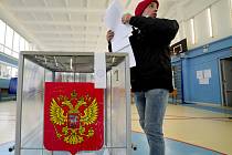 Muž odevzdává svůj hlas v Petrohradě 17. září 2021 během parlamentních voleb v Rusku
