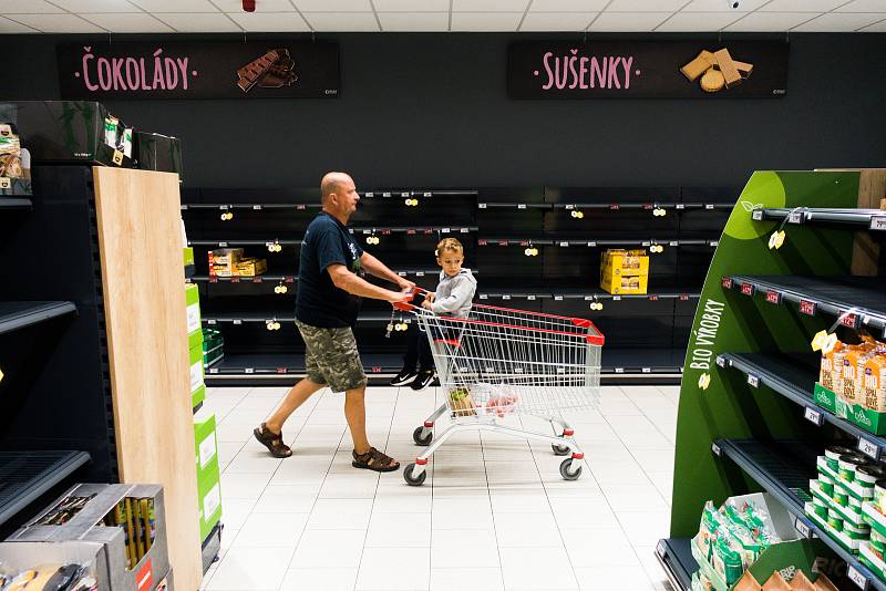 Zákazníky v supermarketu Penny v pražské Uhříněvsi přivítaly 13. července poloprázdné regály. Obchodníci z nich vyndali všechny výrobky vzniklé za přispění včelího opylování. Řetězec tak demonstroval, jak by mohl vypadat svět bez včel.