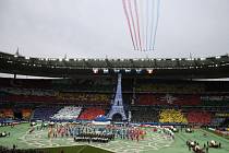 Fotbalové Euro ve Francii zahájil přelet stíhaček. 