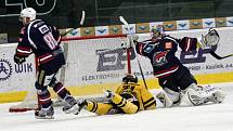 Hokejisté Chomutova prohráli ve 26. kole v derby s Litvínovem 1:2 a připsali si už pátou porážku za sebou. Místo trenéra Jiří Doležala, který byl v pondělí odvolán, vedl Piráty dosavadní asistent Mikuláš Antonik. 