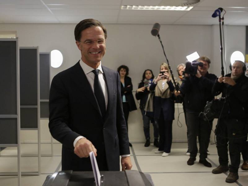 Nizozemský premiér Mark Rutte muže slavit, jeho Lidová strana pro svobodu a demokracii vyhrála parlamentní volby.