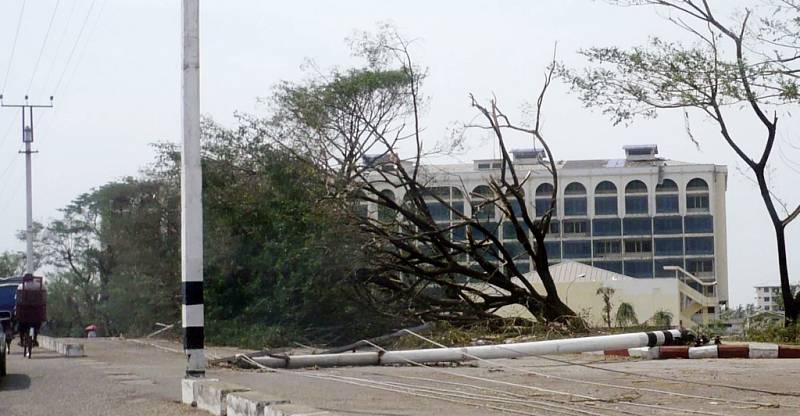 Cyklon v Barmě lámal nejen stromy.
