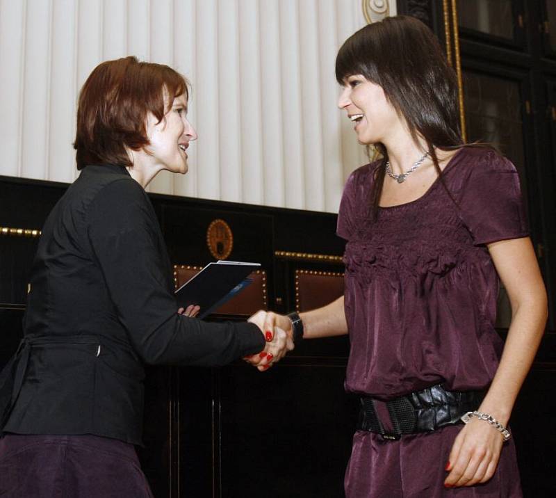 Na snímku přebírá fotoreportérka Vltava-Labe-Press Alžběta Jungrová (vpravo) cenu UNHCR. 
