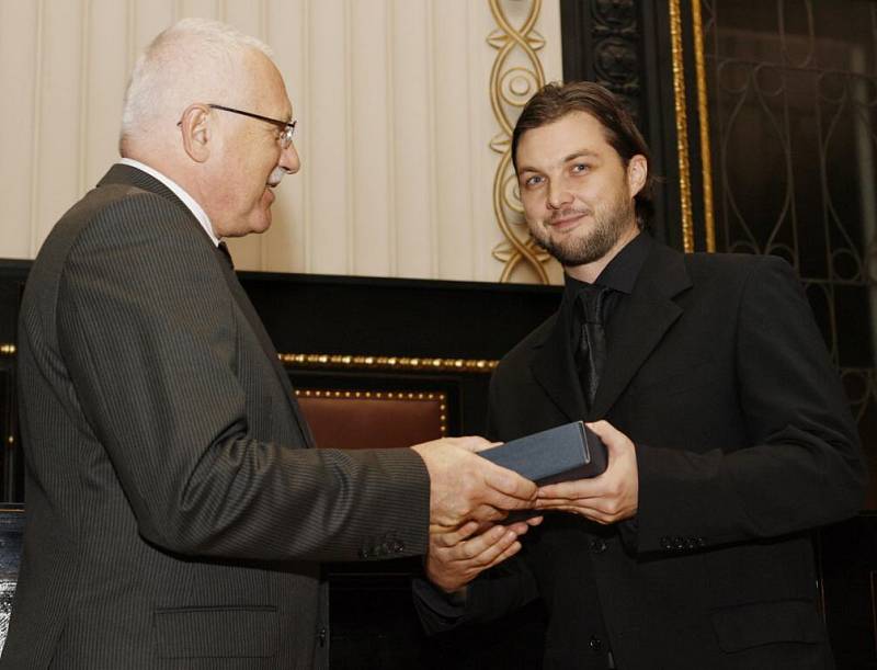 Na snímku přebírá fotoreportér agentury Reuters David W. Černý hlavní cenu Křišťálové oko z rukou prezidenta Václava Klause.