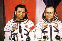 Alexej Gubarev a Vladimir Remek před startem do vesmíru v roce 1978. Šlo o první pilotovaný let v rámci programu Interkosmos, ale přezdívalo se mu také náplast za osmašedesátý