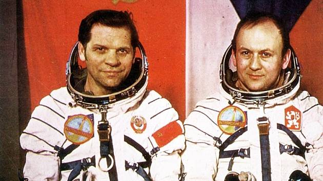 Alexej Gubarev a Vladimir Remek před startem do vesmíru v roce 1978. Šlo o první pilotovaný let v rámci programu Interkosmos, ale přezdívalo se mu také náplast za osmašedesátý