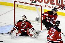 Nešťastný brankář Devils Martin Brodeur krátce po rozhodující trefě Erica Staala. 