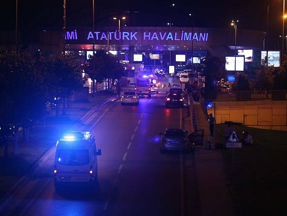 Sebevrazi odpálili na letišti v Istanbulu bomby.